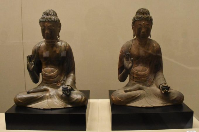 本物の仏像（右）と３Ｄプリンター製作した「お身代わり仏像」