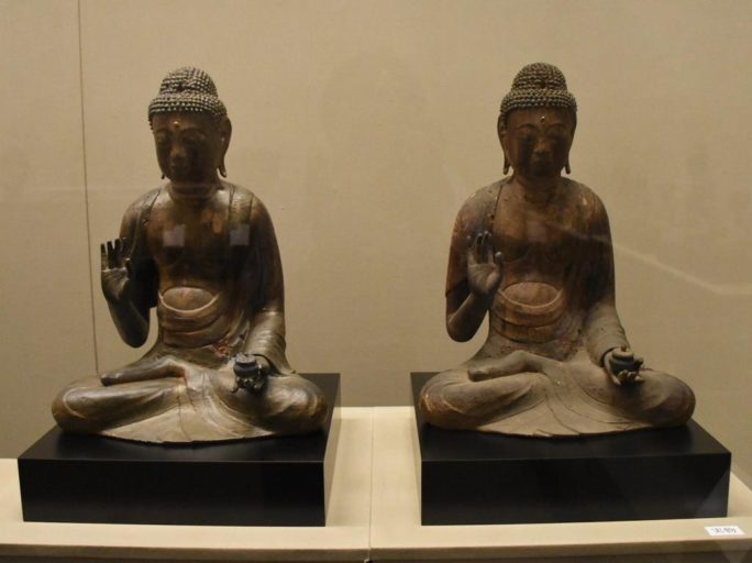 本物の仏像（右）と３Ｄプリンター製作した「お身代わり仏像」